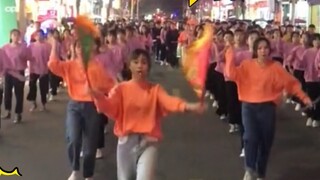 Girl group "Chen" yang heroik dan gagah berani muncul di jalan dan mengejutkan orang yang lewat.