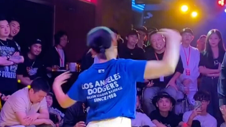 网友私信我还有没有蓝衣服的视频，还真有！熟悉的配方🤣🤣#魔性舞蹈 #机械舞
