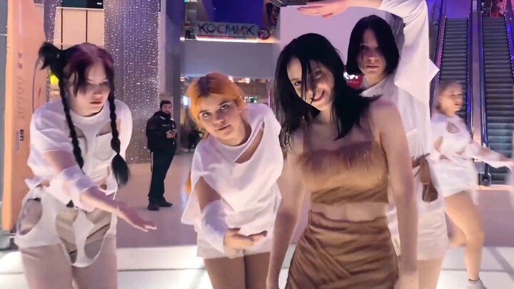 Grup tari Rusia menampilkan lagu hits "Killing Me" milik Kim Chungha. Tarian kerennya membuat semua 