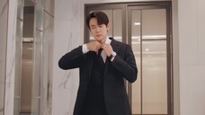 Tôi cởi cà vạt khi đi dạo, tôi chỉ thích ngắm những anh chàng đẹp trai bước đi...