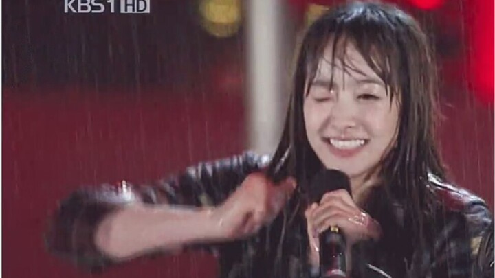 F(x) – “La Cha Ta” LIVE | Dancing and Smiling in the Rain