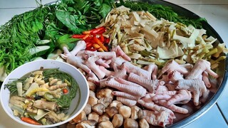 แกงหน่อไม้ใส่ตีนไก่ กินอยู่ทุ่งนาแซบๆ บรรยากาศสุดยอดครับ