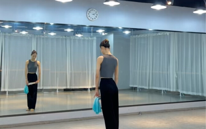 Mặt sau của "Under the Hawthorn Tree" đã hoàn thành, tác phẩm gốc: Cô giáo Jin từ Dancer's Voice