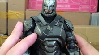 Bộ giáp hạng nặng này hơi quyến rũ. playarts đã đổi PA thành BVS Batman v Superman Heavy Armor Batma