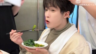 Mukbang của Tan Jianci thực sự đã đến rồi đây! Studio có thể cho đứa trẻ ăn thịt không? Dù ăn rau lá