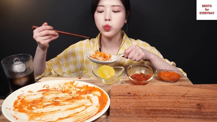 Món Hàn : Miến dẹt sốt cay với thịt heo chiên xù phô mai khổng lồ, xúc xích 6 #monHan