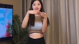 【Muz】Bernyanyi dan menari mengikuti lagu baru Itzy, Cake di kamar tidur