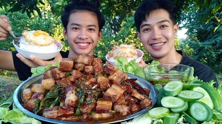 กระเพราหมูกรอบ ข้าวไข่ดาวพร้อมพริกนํ้าปลา แซ่บๆครับ