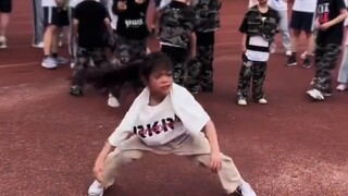 The little boy was dancing street dance on the playground, and his Thomas loop shocked the audience.