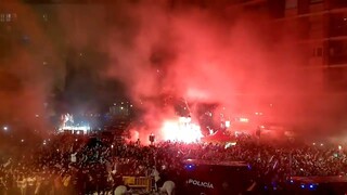 Incredible scenes as Valencia celebrates the team's bus ahead of tonight's Semi against Athletic