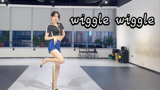 Momo Tongxue. Menari Wiggle Wiggle dengan high heels.