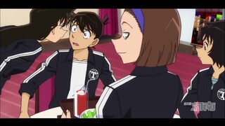 Ini satu-satunya saat aku melihat Xiaolan tersipu sepanjang waktu, dan Shinichi hampir terungkap seb