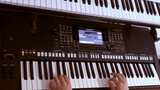 Klip musik latar "Pirates of the Caribbean" dimainkan dengan keyboard