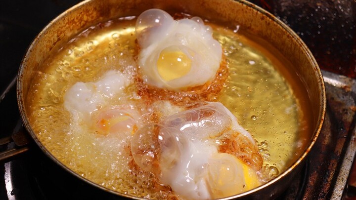 Đập liên tục 03 quả trứng vào dầu sôi sùng sục làm trứng ốp cực giòn?