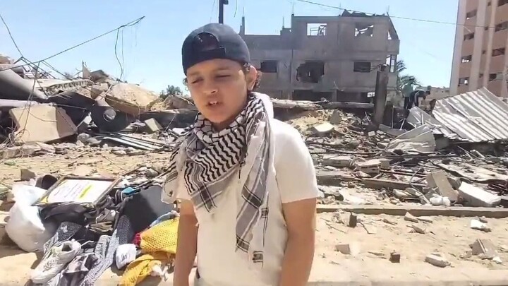 火遍全网！“巴勒斯坦Eminem”男孩在战争废墟前说唱