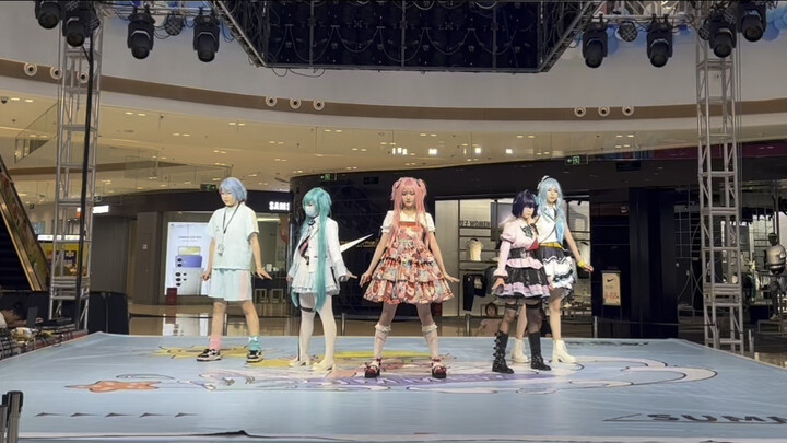 Give the shopping mall a little bit of two-dimensional shock!