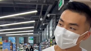 Gặp phải anh chàng cơ bắp trong siêu thị, tôi phải làm sao? Cái kết đáng suy ngẫm.