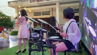 Nhìn Đằng Sau Cũng Biết Là Hotgirl Với Giọng Ca Quá Hay Rồi - Drum Ni Ni