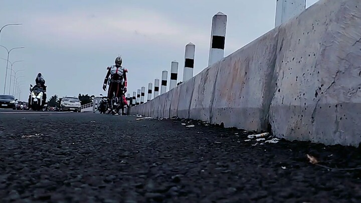 Kamen Rider Faiz jalan-jalan