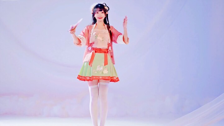 Soft and sweet Chinese style girl ~ gentle fan dance ~