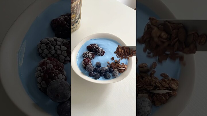 Make yogurt bowl with me #asmr #food #asmrfood #lifestyle #yogurt #healthyfood #satisfying