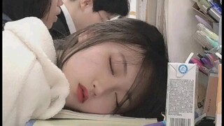 Lén quay phim bạn học nữ đang ngủ. Bình luận hài hước.