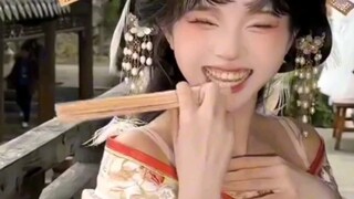 When millions of foreigners watched a Chinese beauty bite a fan
