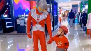 Apakah Ultraman ini adalah cahaya di hatimu?