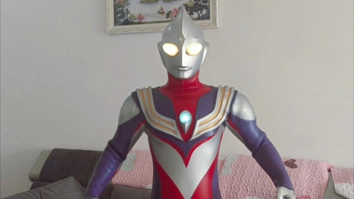 ซองหนัง Ultraman Tiga ที่ฉันทำเองสามารถใช้ท่าพิเศษและเปลี่ยนรูปแบบได้!