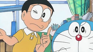 Doraemon: Nobita and the blue fat man use the memory recovery hammer to help the strange man restore
