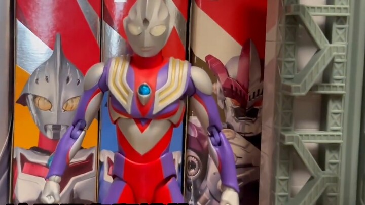 The handsome guy spent 200,000 to buy a figure to play with? Ultraman ACT and Kamen Rider SHF are al
