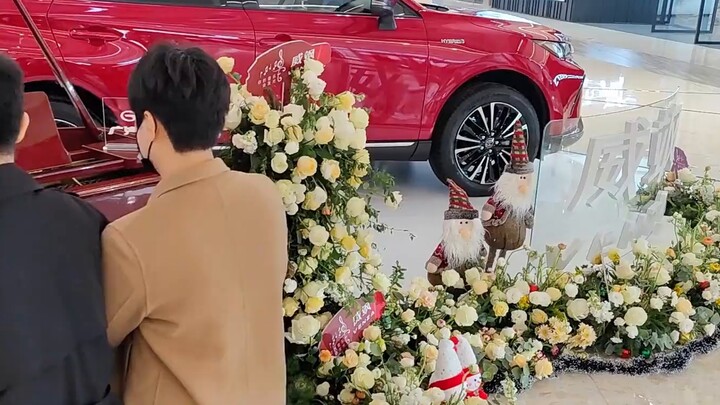 Move passers-by! Two boys performed "The Wind Rises" on piano in a shopping mall!