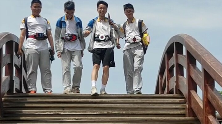 Bros pergi belajar dan mengira mereka adalah Kamen Rider