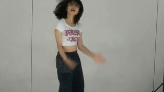 สาวมัธยมปลายวัย 16 ปี เสียงแตกขณะร้องเพลงและเต้นรำหน้าไมค์! -