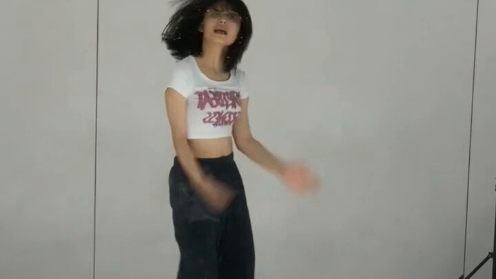Seorang gadis SMA berusia 16 tahun suaranya pecah saat bernyanyi dan menari di mikrofon! !
