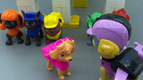 Cerita mainan, anak-anak anjing dari tim gonggongan anjing berbaris untuk meninggalkan sekolah