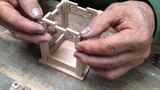 Người thợ mộc làm hộp đựng bút với cách ghép gỗ mộng