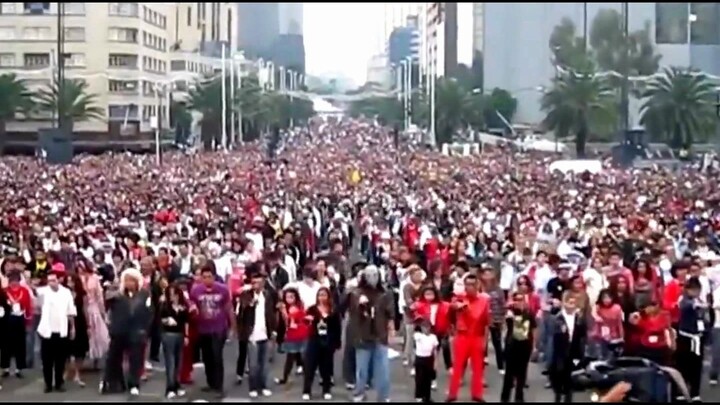 迈克尔杰克逊-创下世界吉尼斯纪录-墨西哥城市1万3000粉丝-纪念迈同跳-Thriller-的壮观画面