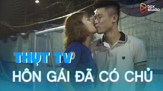 HÔN GÁI Ở SÂN BÓNG | LÉN LÚT VỚI GÁI ĐÃ CÓ NGƯỜI YÊU