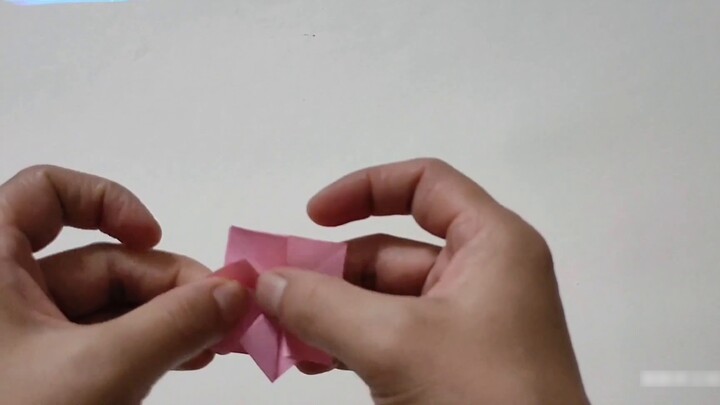 Teach you to fold a simple and beautiful lotus bookmark, just a few steps to complete, looking at it