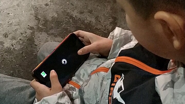 น้องชายของฉันเชื่อมั่นอย่างยิ่งว่าเกมที่เขาเล่นคือเกมที่แท้จริง
