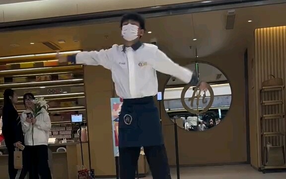 วิชาที่สามของ Haidilao คือการเต้นรำ ถือเป็นการทดสอบสองครั้งในอุตสาหกรรมอาหาร พนักงานเสิร์ฟสมัยนี้ต้อ