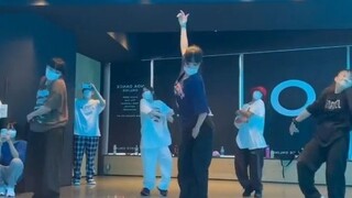 Koreografi oleh koreografer Jepang pasca tahun 00-an, Natsuki. Hiphop bingkai besar yang sederhana d