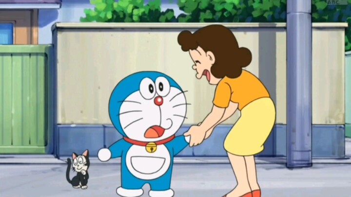 Doraemon is praised for being cute (not very complete)