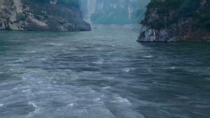 Bài hát mở đầu "Chasing the Waves" của Triệu Lệ Dĩnh và Vương Nhất Bác do Du Phi thể hiện trong MV ‖