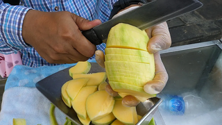 อาจารย์ตัดผลไม้ข้างถนนในกรุงเทพ / ทักษะการตัดผลไม้ที่น่าทึ่ง - อาหารไทยข้างทาง