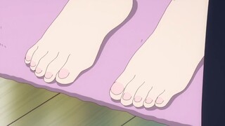 "The beautiful girl's feet are white and tender."