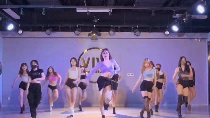 【พีช】เบลล่า นักออกแบบท่าเต้น Tongtong เต้นในนาทีที่ 6.21