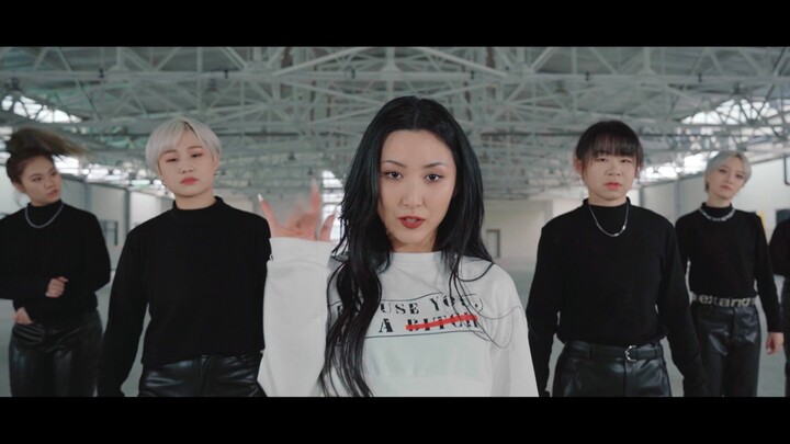 Dream come true! MAMAMOO Hwasa "I'm a Light/I'm a B**CH" long hair sweater dance version (fake) (thi