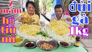 Hai kg hủ tíu,2 gói mì,1kg đùi gà và 1 kg giá ăn sạch lTâm Chè Vĩnh Long